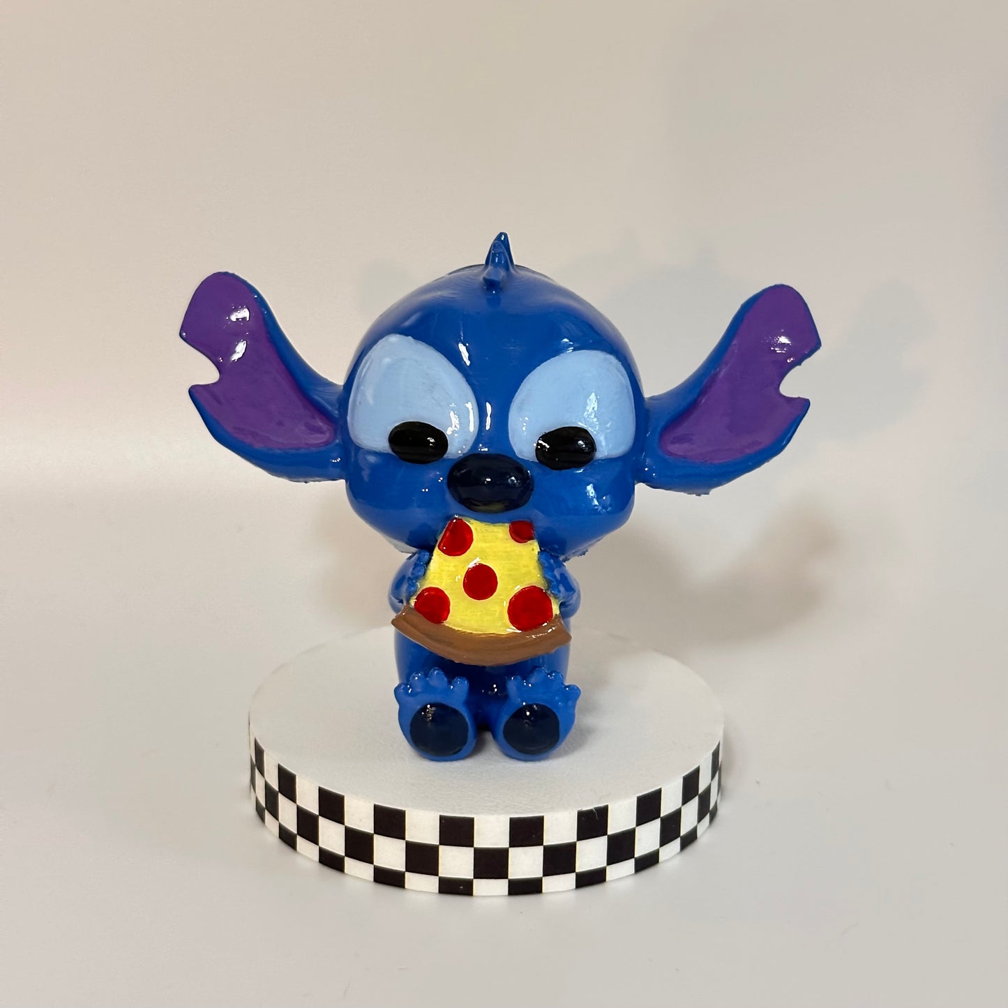 stitch eating pizza