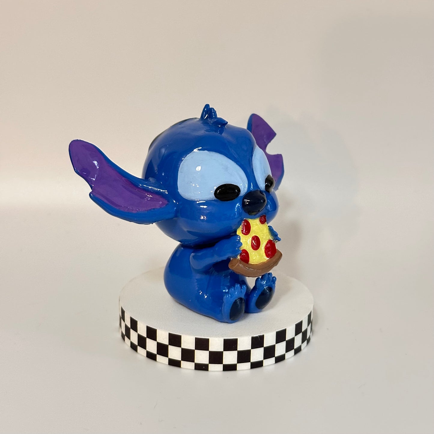 stitch eating pizza