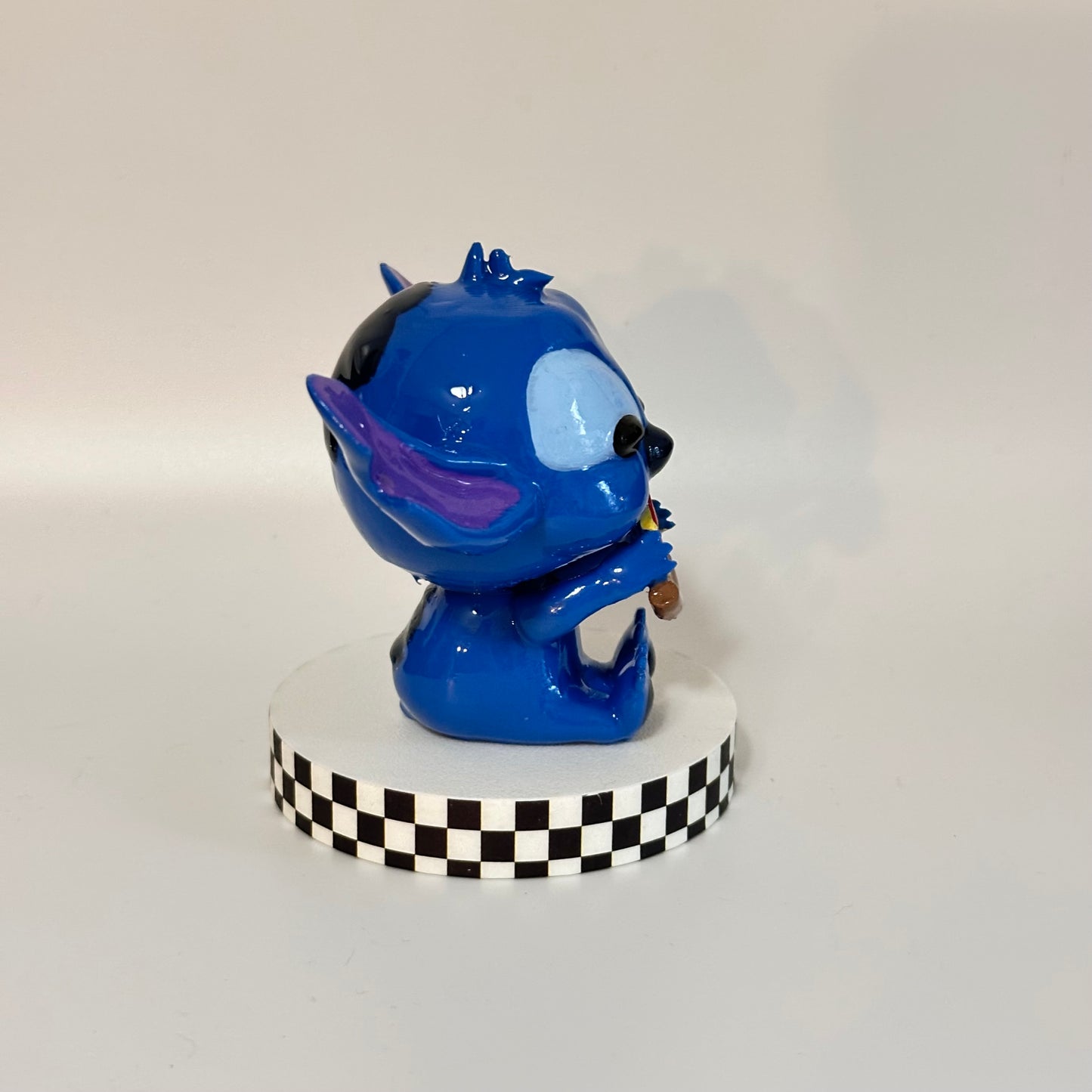 stitch eating pizza